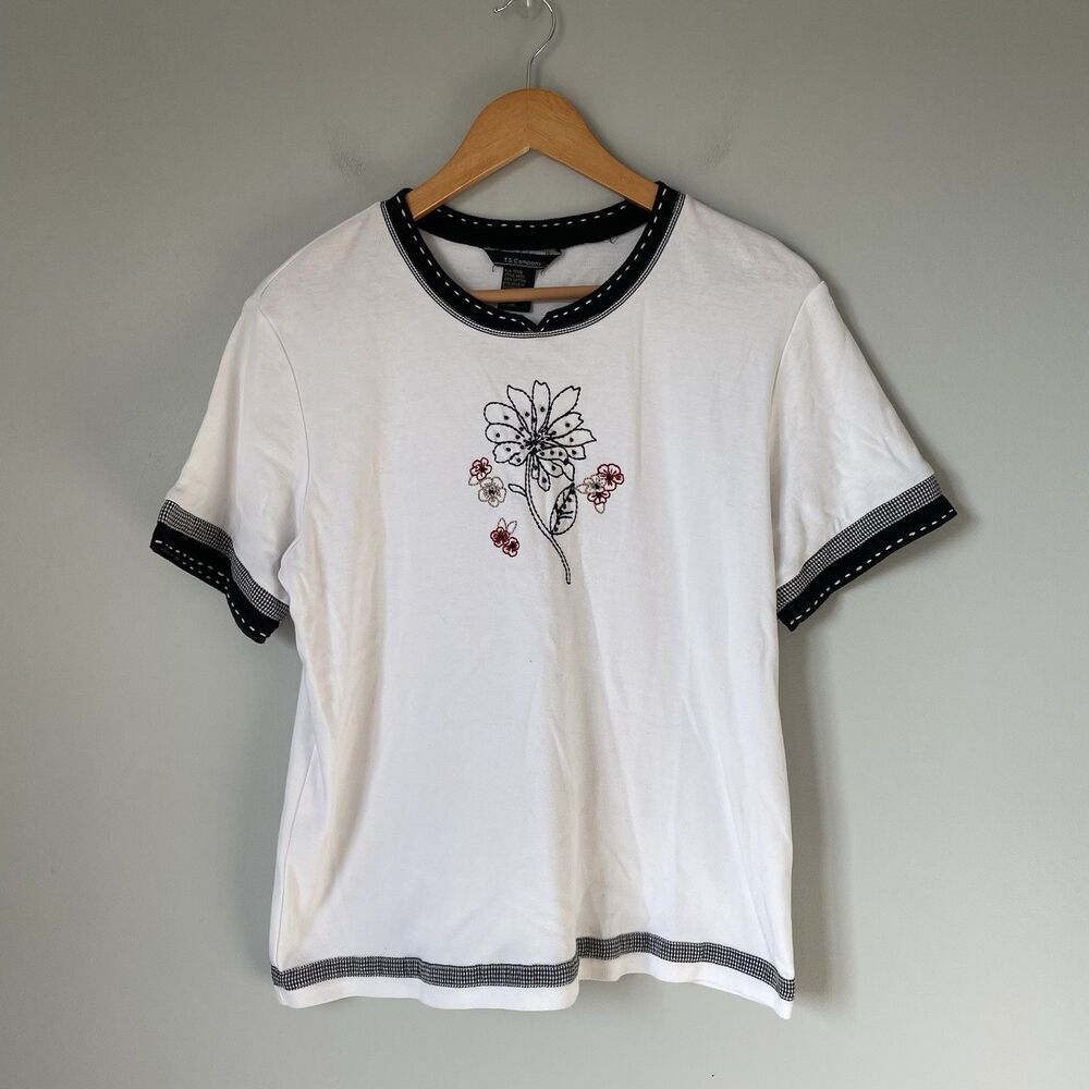 T & Company Vintage Embroidered T-Shirt Top Floral Print 100% Cotton Size Medium